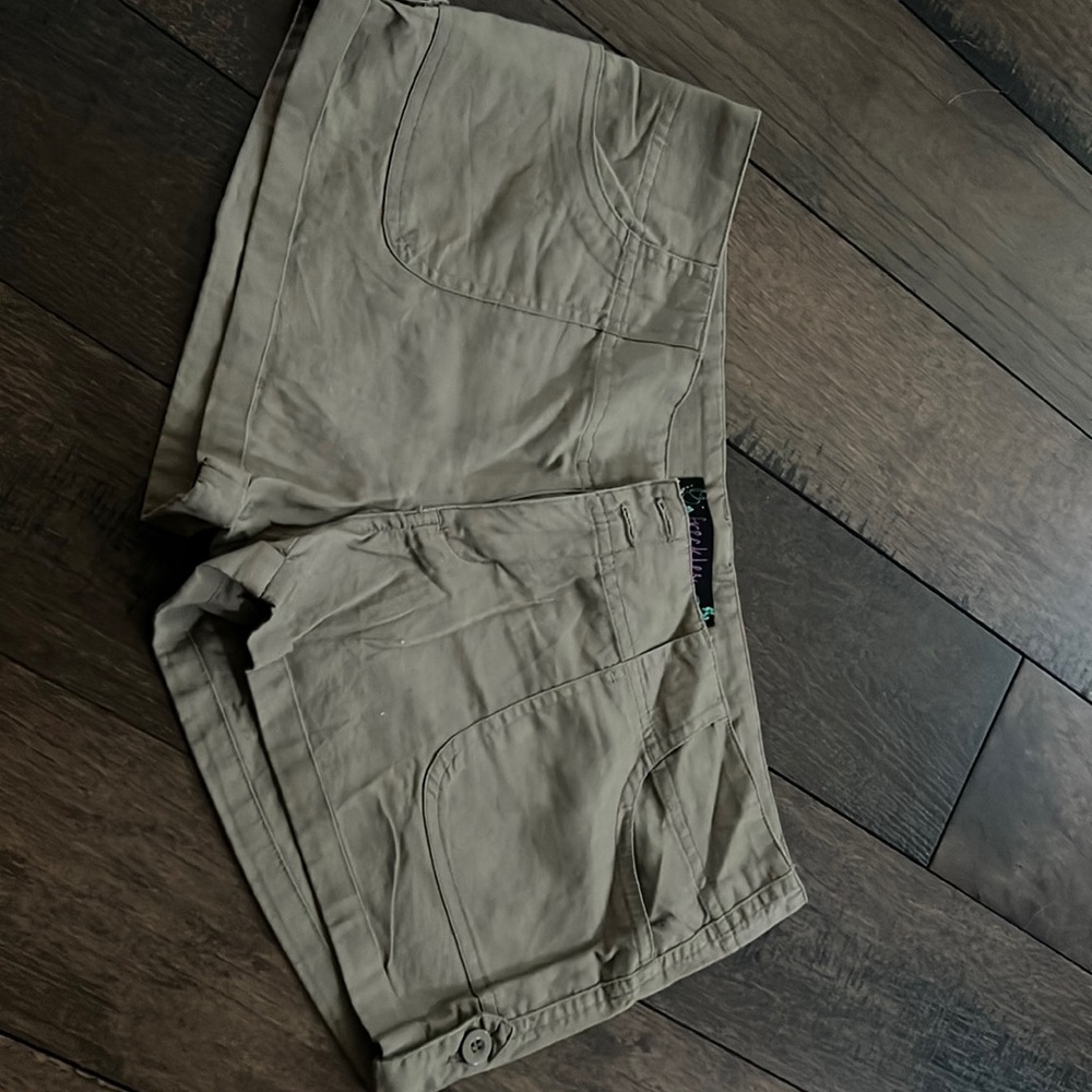 Cute brown shorts size 7